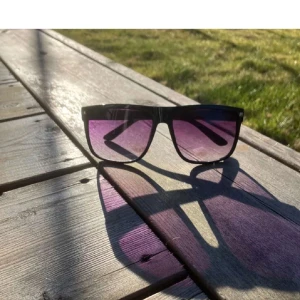 Glasögon  - Solglasögon med lila glas för 199kr, köpte för 499