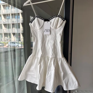 Korsett klänning Zara - Söt korsettklänning med svarta spetsdetaljer. Ny med prislapp.