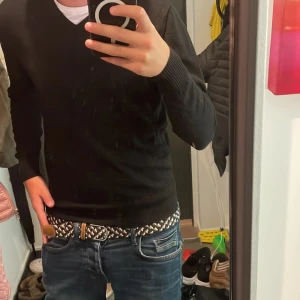 Bomulls tröja - Jag säljer min Zara Man tröja som har ett top skick, jag har knappt använt tröjan och den är som ny, tröjan säljer jag för att den börjar bli för liten ny pris på tröjan är runt 300kr så säljer den för 200kr