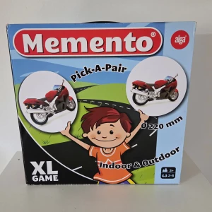 Memento Pick-A-Pair XL Game - Ett roligt och färgglatt memoryspel i XL-format! Perfekt för både inomhus och utomhus, där du matchar bilder och tränar minnet. Passar för barn från 3 år och uppåt, och kan spelas av 2-6 personer. Utmana vännerna och se vem som hittar flest par! Lådan har lite skav med brockorna är super fina!  🌸 Djur och rökfritt hem! 