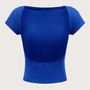 Kornblå croppad topp med öppen rygg - Snygg kornblå croppad topp med korta ärmar och en öppen rygg. Toppen har en tight passform och är tillverkad i mjuk bomullsmix. Perfekt för dig som vill sticka ut med en enkel men cool look.