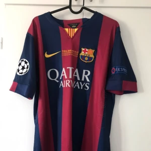 FC Barcelona Neymar Jr #11 matchtröja M - Säljer nu en officiell FC Barcelona matchtröja från Champions League-finalen 2015 med Neymar Jr och nummer 11 på ryggen🔥. Tröjan har klubbmärket samt Champions League-logga på ärmarna. Materialet är lätt och andas, perfekt för fotboll. Helt ny med tagg. ✅