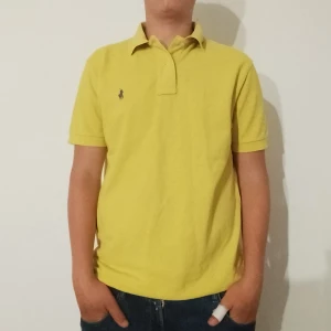 Ralph Lauren piké  - Gul Ralph Lauren piké i väldigt bra skick storlek M. Kolla profilen för mer Ralph Lauren kläder 