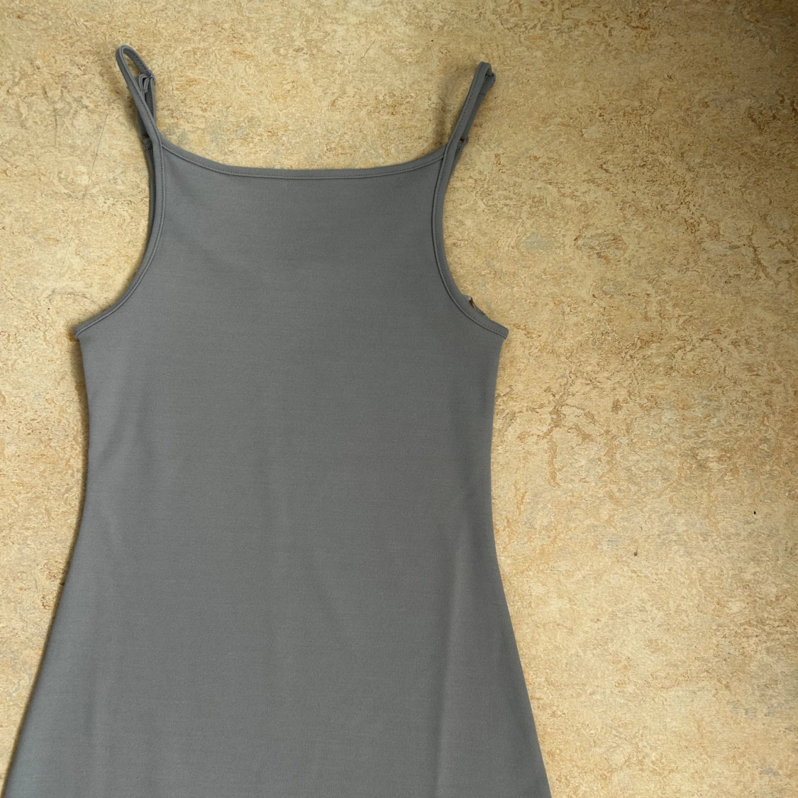 Grå långklänning med smala axelband - 2