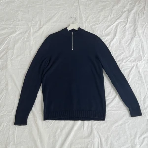 Half zip - Mörkblå half zip. Storlek S