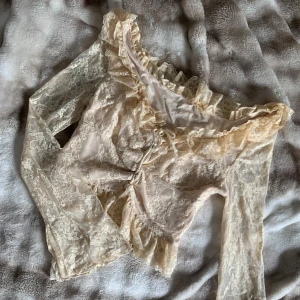 krämvit blus - i storlek S använd en gång