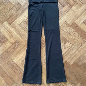Svarta bootcut yogapants från Gina Tricot, S - Lågmidjade yogapants, sann till storlek och oanvända