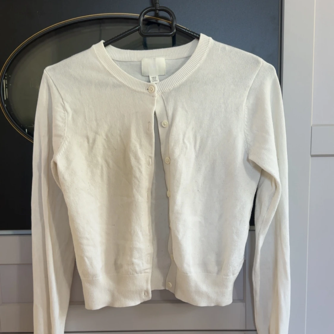 Vit kofta från H&M med knappar