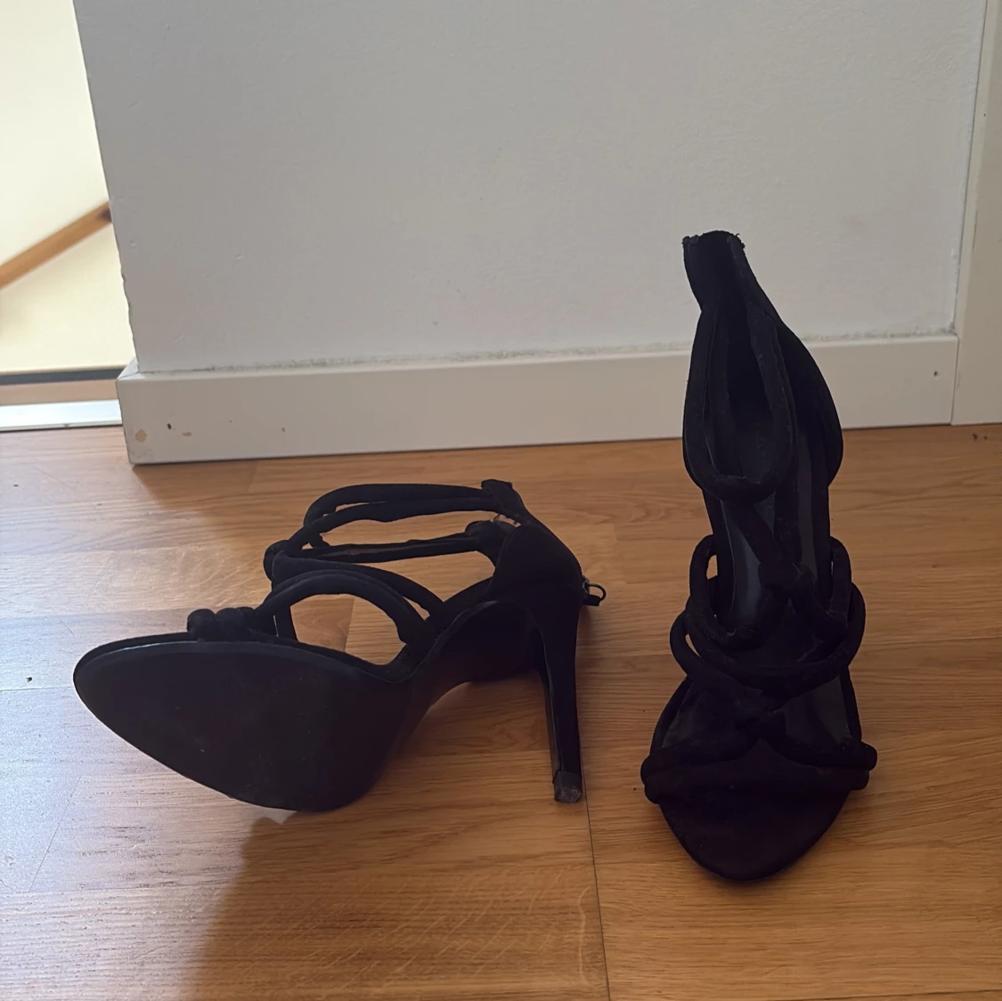 Svarta mocka-pumps med knyt och klack - 2