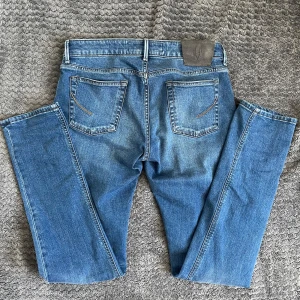 Handpicked blå jeans (Ränsar garderob) - Kvitto finns!Snygga blå jeans från Handpicked med klassisk femficksdesignJeansen har normal passform, mellanblå tvätt och diskreta slitningar framtill. Tillverkade i mjukt bomullstyg med detaljer i kontrastsömmar och logga på bakfickan. Storlek 31