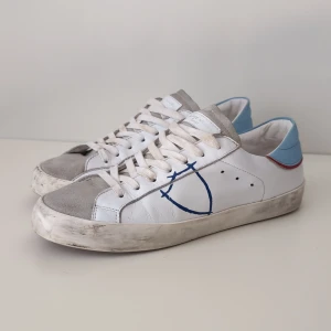 Phillipe model skor - Tjenare! Säljer Dessa sjukt snygga och välkända Phillipe model skorna i jätte bra skick! | Skick 10/10 || självklart äkta!✅ ( Storlek 38 men sitter som 39) ] Original pris: 3999kr💸🚫  / vårt pris! 1149kr men går att sänkas! Använda 2 veckor😄 så väldigt nya och fräscha! Inget og tillkommer via köp.