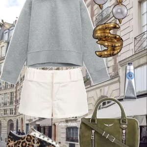 Grå tröja från Zara - Säljer en stilren ljusgrå hoodie från Zara med huva och långa ärmar. Tröjan har en klassisk passform och är gjord i mjuk bomullsblandning, perfekt för en chill och avslappnad look. Enkel att matcha med både jeans och shorts😁😁💕💕