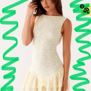 Gul spetsklänning med volang - Aldrig använd med prislapp och fortfarande i peppermayo paket. Perfekt till en resa utomlands eller till sommaren. Säljer då jag köpte flera klänningar och valde en annan för skolavlsutningen 🥰 nypris 900 