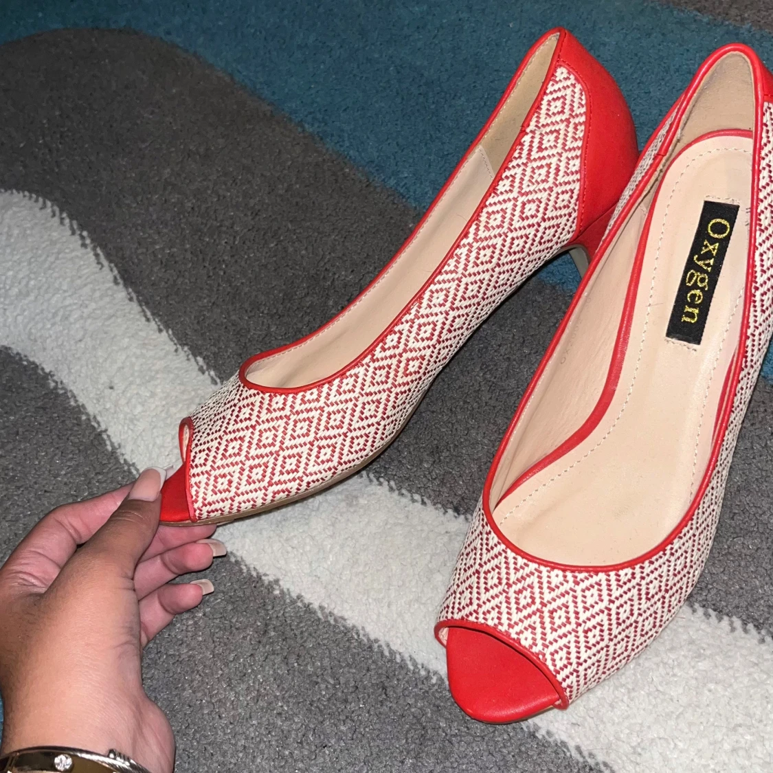 Rödvita pumps från Oxygen med mönster - 1