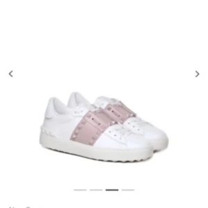 Valentino Garavani Open sneakers vit/rosa - Snygga vita Valentino Garavani Open och trendig look med en touch av rosa.använt några gånger och skulle säga de mer storlek 38,men passa parfekt till allt