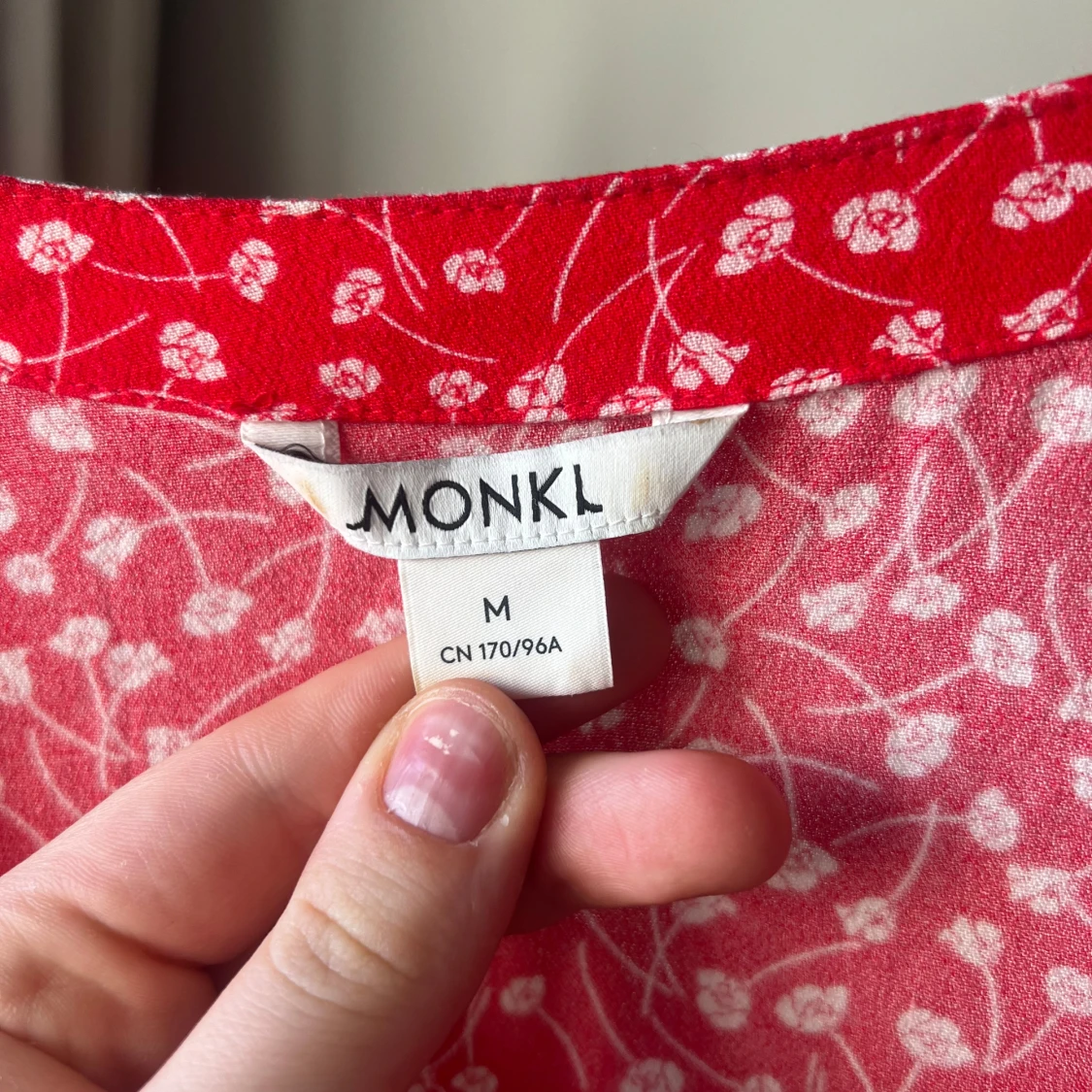 Röd blommig kortklänning från Monki - 2