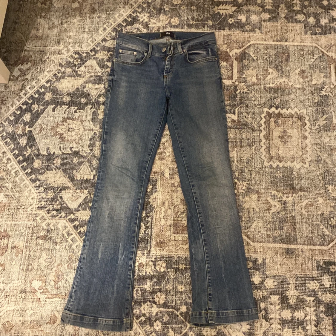 Blå midwaist bootcut jeans från LTB