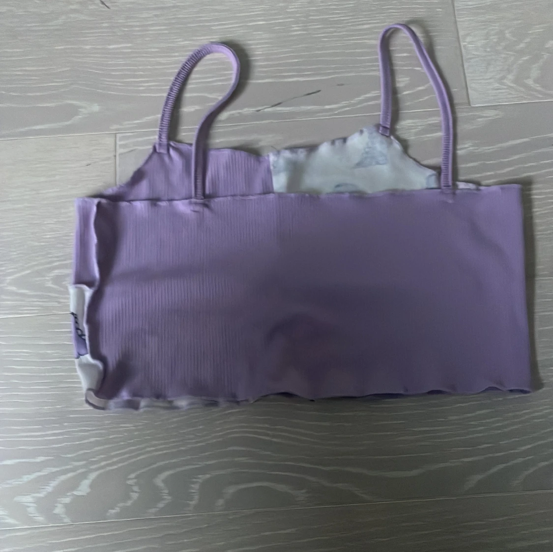 Lila patchwork linnetopp med dinosaurier från SHEIN. - 1