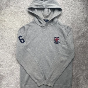 Morris Stickad Hoodie - En tvärsnygg stickad hoodie från Morris! | Perfekt till kyligare sommardagar🌤️ | Hör av er om fler funderingar finns!👊