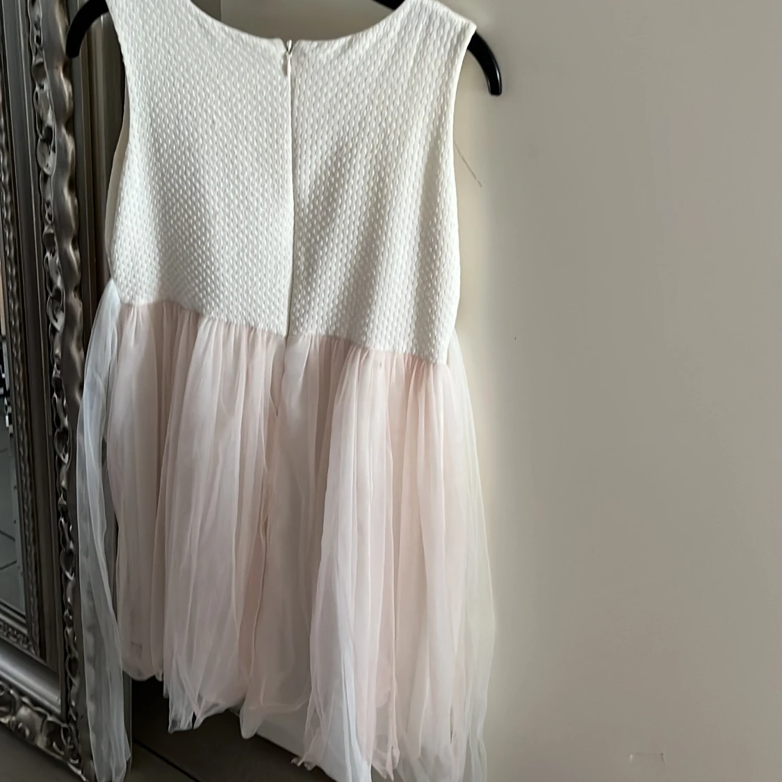 Vit och ljusrosa klänning med pärlor - 1