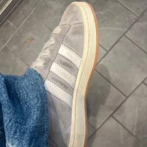 adidas campus - Säljer mina ljusgrå adidas campus då jag vill ha nya viiiita skor till skolstart🤍DOM SKA RENGÖRAS!!! Köpte dom i april detta år så dom är relativt nya, och som sagt ska dom göras rent så hör av dig om du vill ha bild på dom när dom är rengjorda❣️