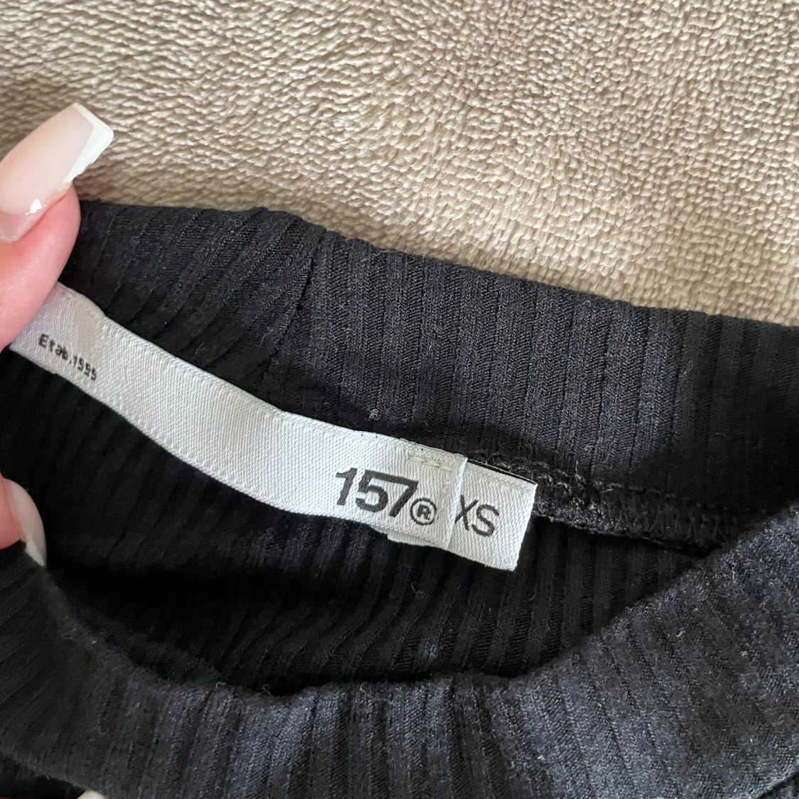 Svart ribbad polotröja  - 3