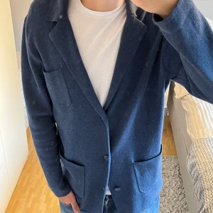 John Henric Stickad Blazer - John Henric Stickad Blazer | Storlek: S, passar dig mellan 180-190 cm | Skick: 9/10, använd fåtal gånger | Bara att skriva vid funderingar✍️