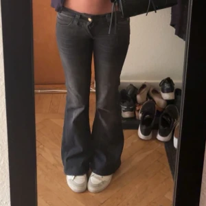 Svarta bootcut jeans låg midja - Snygga svarta jeans med bootcut och låg midja. Säljer dem eftersom de inte passar i midjan längre. Jag är 157-158 och bär 24/30. Passar mig bra i längden och fortfarande fint skick på dem. Skriv för fler bilder🫶🏽