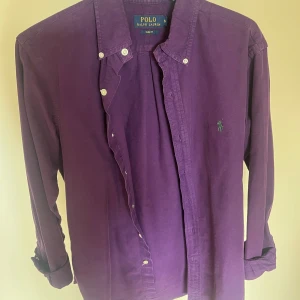 Ralph lauren skjorta  - Säljer en Ralph lauren skjorta svin snygg färg inte många som har en sån inte. Man kommer verkligen vara unik med den. Väldigt bra skick är det också på den.