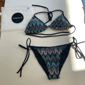 Mönstrad bikini från Designby_Si - Snygg bikini från Design By Si !!! HELT OANVÄND då de inte gick att lämna tillbaka. Skriv vid frågor 💞💞 stolek M. PRIS KAN DISKUTERAS