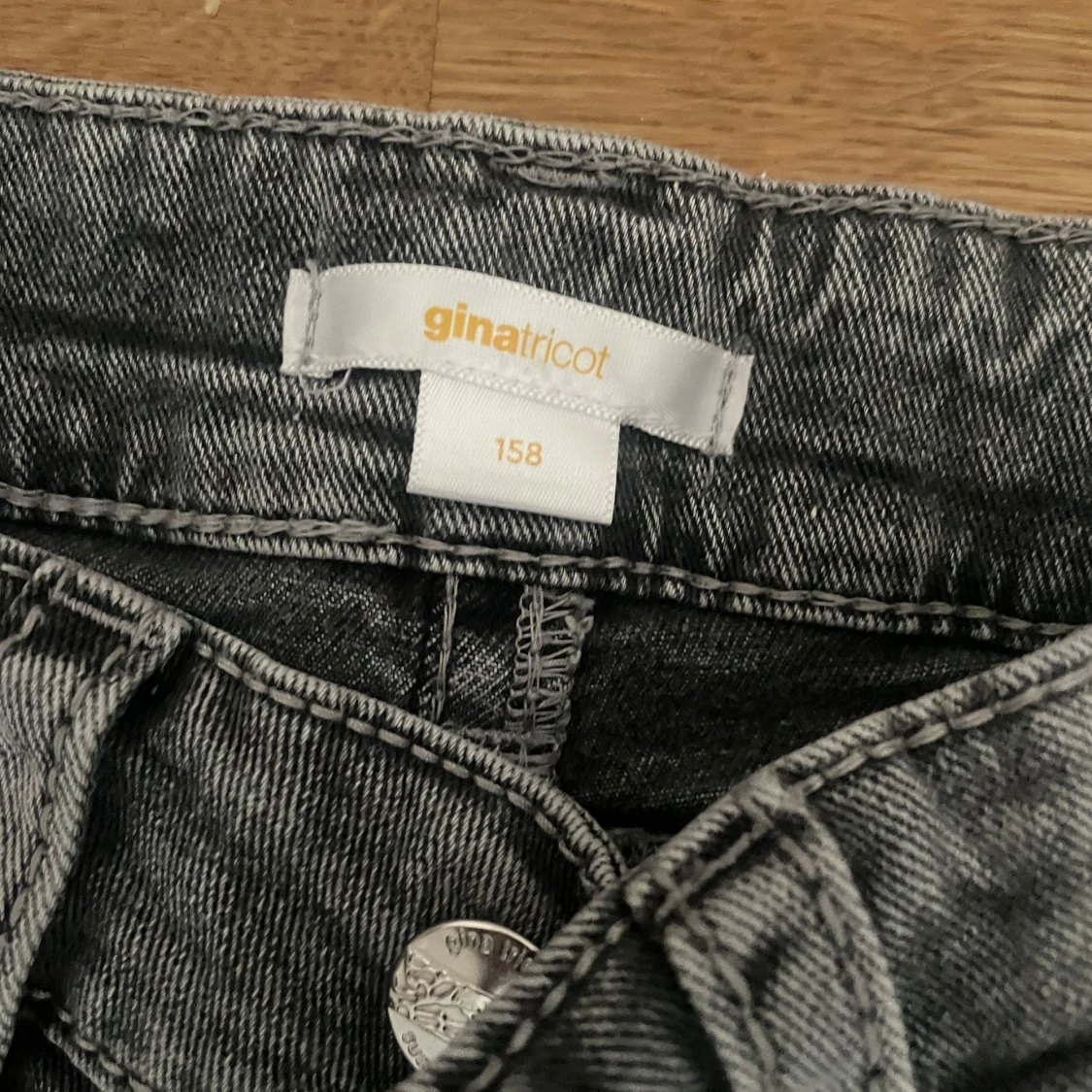 Grå bootcut jeans från Gina Tricot - 2
