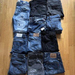Bulk Jeans, Replay, tiger of sweden. - 6x Replay 2xJack & Jones  3xTiger of sweden 11x totalt  Storlek från 28 till 34  17 000 nypris 1999kr mitt pris. Bra för reselling 