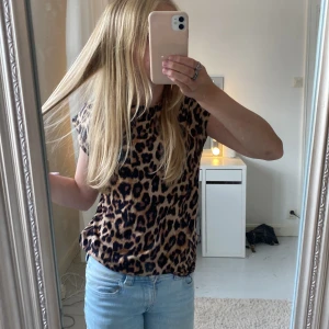 Leopardmönstrad t-shirt topp - leopardmönstrad t-shirt, säljer för att den är lite för för. Använd max 5 gånger!💞