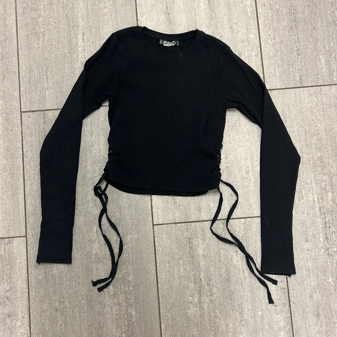 Svart ribbad topp med snörning FB Sister