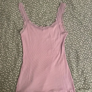 Spetslinne - Längre spetslinne som inte används på länge. Har en liten fläck som jag inte försökt få ut🌟