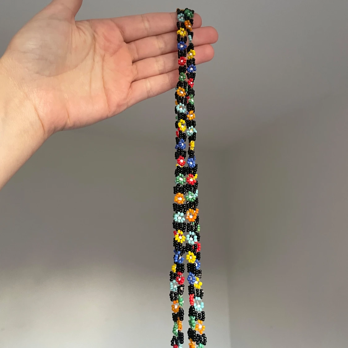 Färgglatt pärlhalsband med blommor