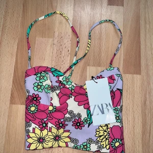 Blommig croppad korsettopp från ZARA - korsettopp från ZARA helt ny med prislappen kvar 