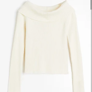 Ribbad offshoulder tröja i vitt - Superfin ribbad offshoulder tröja i vit färg med lång ärm och bred krage. Perfekt för dig som gillar en clean och stilren look. Den är i lite mer beige i verkligen! Tröjan passar båda till jeans och kjol 💗
