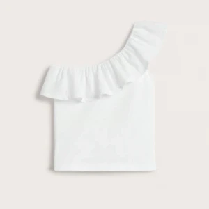 Vit oneshoulder topp med volang från Kappahl - Superfin vit topp med oneshoulder-design och bred volang längs halsringningen. Perfekt för dig som vill sticka ut lite extra. Tunn och lätt i materialet, passar perfekt till sommaren. Säljer då den är för liten. Lite skrynklig pga tvätt men aldrig använd. Köpt för 170kr