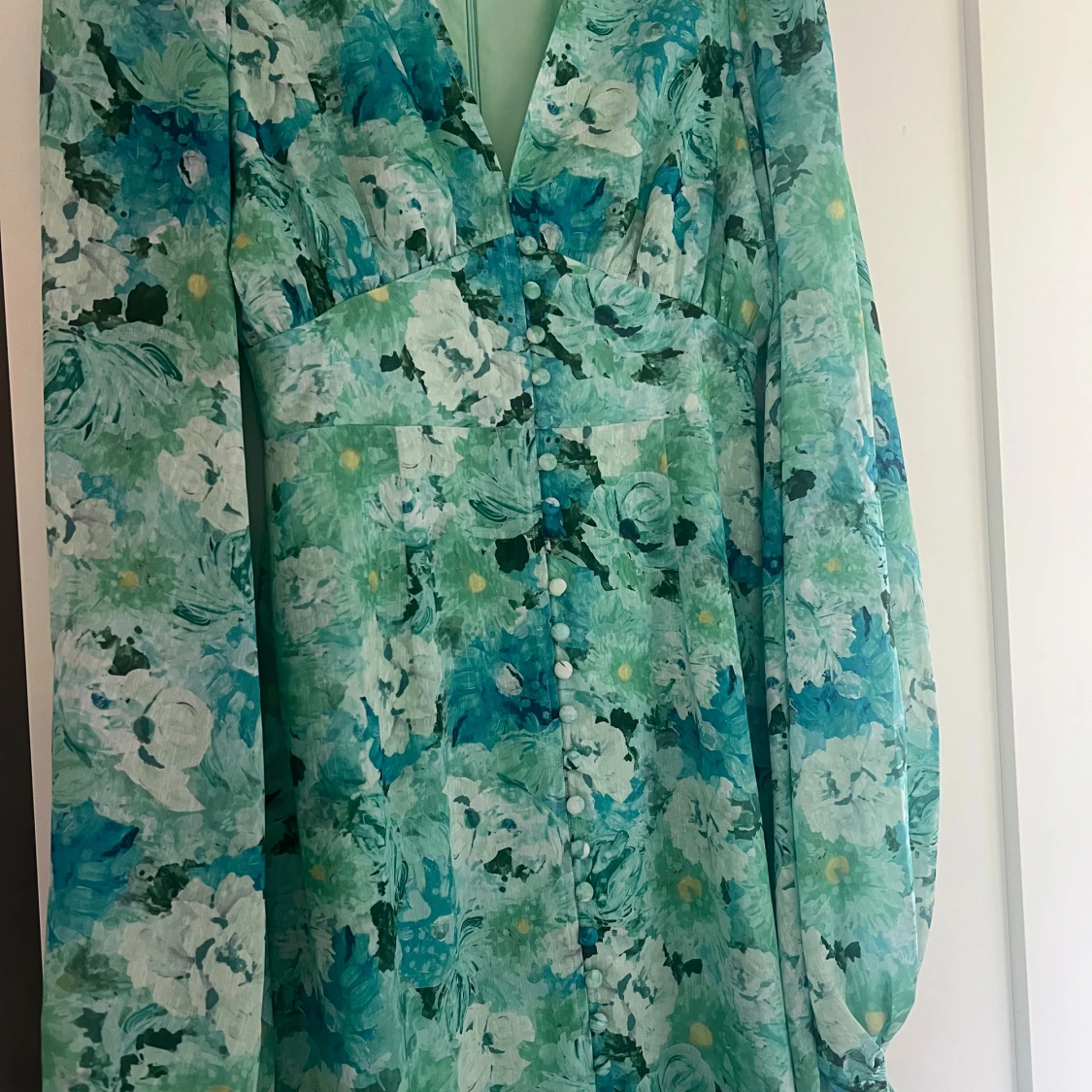 Blommig långklänning i grönt och blått