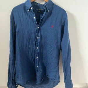 Ralph Lauren linneskjorta  - Ralph Lauren linneskjorta storlek m.                             Skick 7/10 använd, bra skick.                                         Priset går såklart att diskutera!                                     Bundle med fler linneskjortor?                                        Vid fler funderingar tveka inte på att slå en signal!         /VS