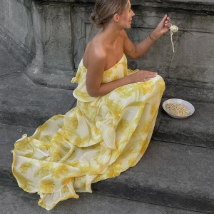 Gul blommig långklänning med volang - super fin klänning från nakd, helt slutsåld i storlek 32. Nypris 1100