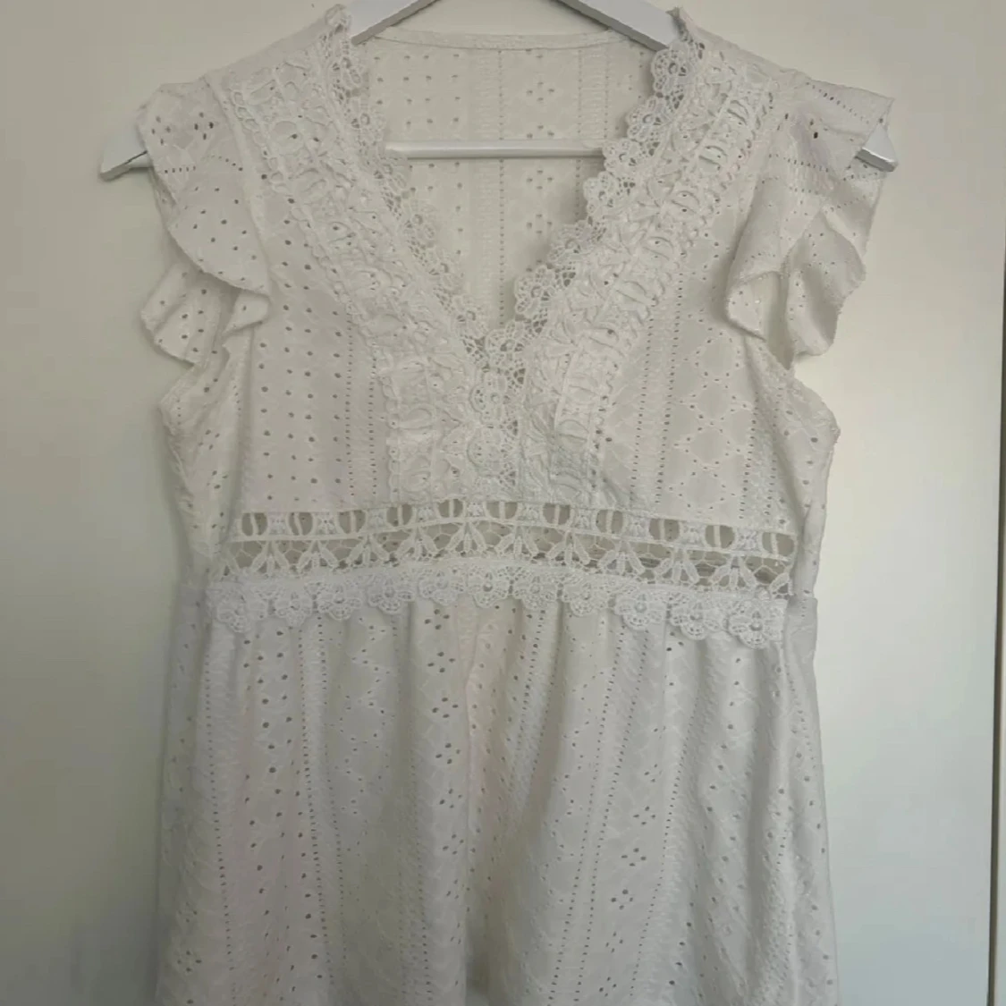 Vit blus med spets och broderi