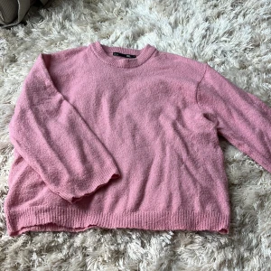 Rosa stickad tröja  - Mysig rosa stickad tröja från Lager 157 i storlek S. Tröjan har rund halsringning, långa ärmar och ribbade muddar vid ärmslut och nederkant. Perfekt för lager-på-lager.