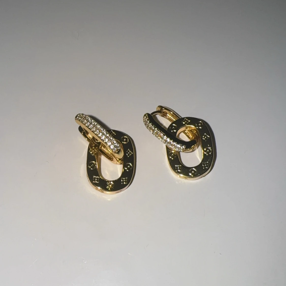 Guldiga örhängen med stenar Lu -inspirerade - 1