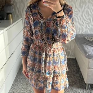 Mönstrad kortklänning från Zara - Superfin kortklänning från Zara med färgglatt mönster. Säljer för att den inte kommer till användning. Buren 1 gång. Storlek M. (2 första bilderna är lånade)