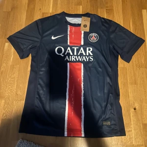 PSG tröja D.Doué  - Ny Paris Saint-Germain fotbollströja med D.Doué och nummer 14 på ryggen. Tillverkad i lätt, ventilerande polyester. Som känns som riktigt skönt, priset kan sänkas vid snabb affär. Var inte rädd att fråga om fler bilder eller liknande