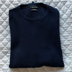 Mörkblå Massimo Dutti tröja - Säljer en jättesnygg mörkblå tröja från massimo dutti som har kashmir blandning i bra skick - kan vara liten i storlek så xs funkar också