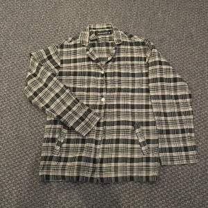 Rutig skjorta från Wood Wood - Rutig box shirt från wood wood med fickor, bra skick fattas bara 2 knappar längst ner