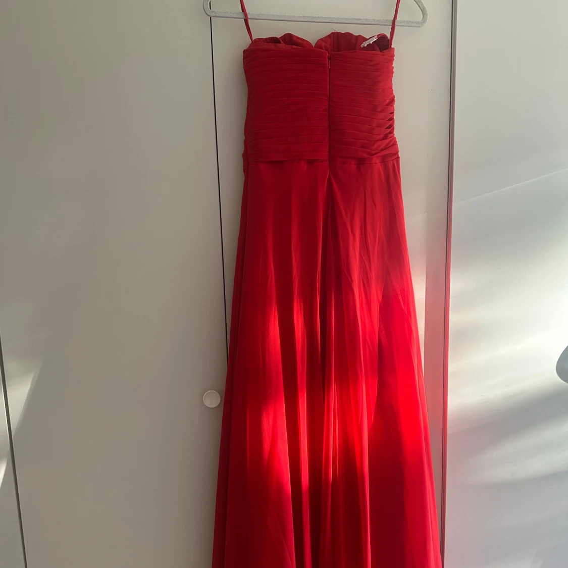 Axelbandlös röd långklänning med slits - 3